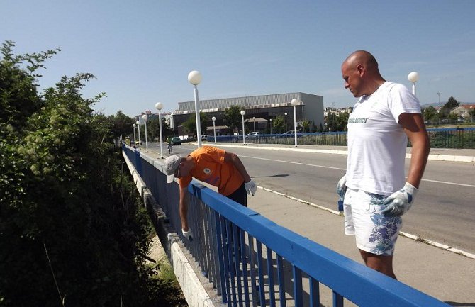 Nikšić: Ofarbana ograda mosta preko Bistrice