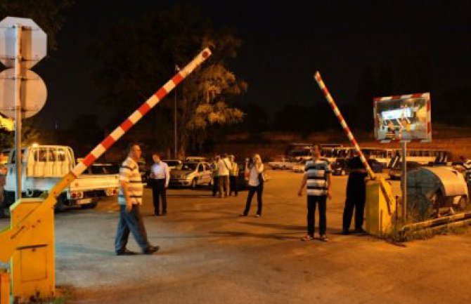 Bahati vozač udario policajca i 20 metara ga nosio na haubi 