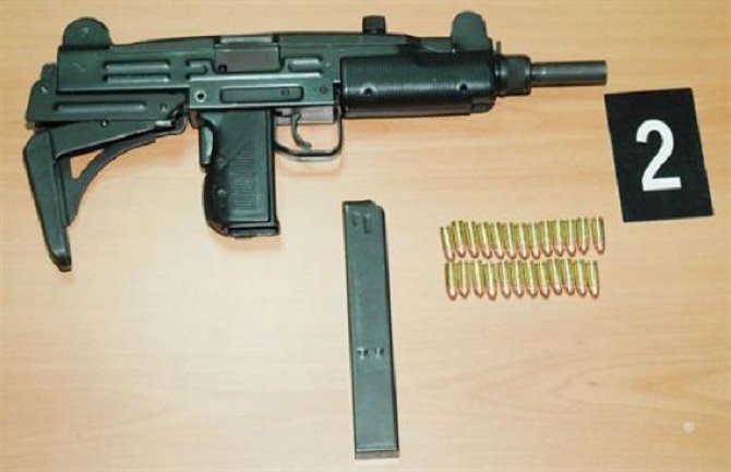 Kod Cetinjana u ruksaku pronađena automatska puška