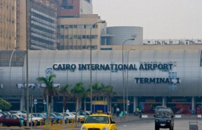 Putnički avion evakuisan zbog tuče pilota i člana posade