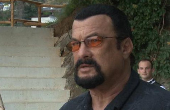 Seagal postao vlasnik apartmana u Dukley Gardens-u, sprema školu borilačkih vještina u Budvi