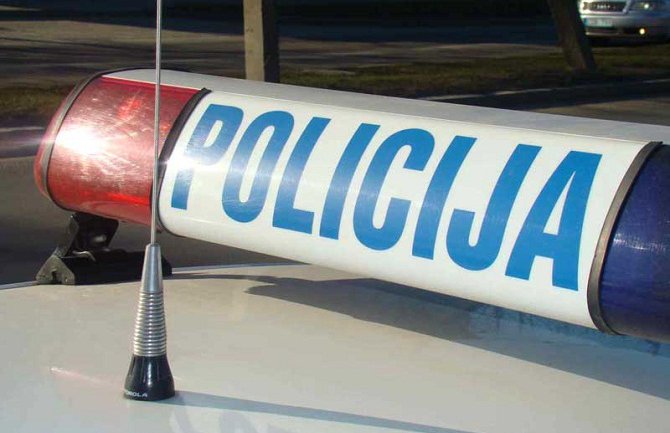 Beograd: Kombi udario u banderu kod Vlade