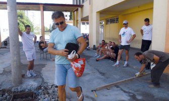 Profesori sami betonirali dvorište u srednjoj elektrotehničkoj školi „Vaso Aligrudić” 