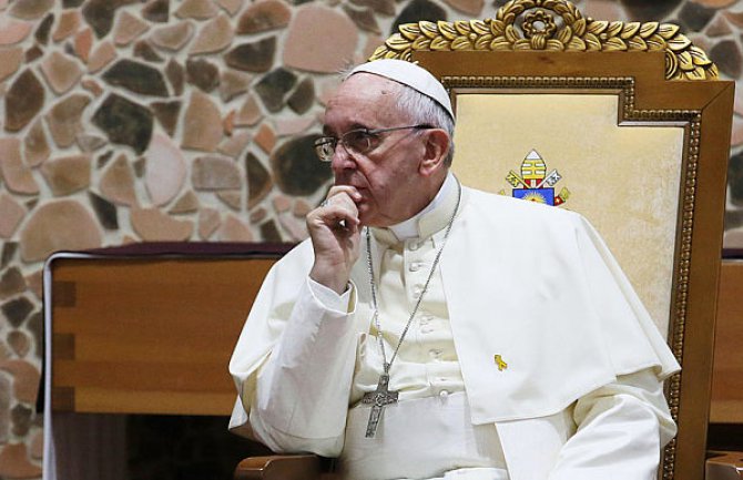 Papa opominje: Pohlepa gura svijet u propast