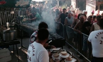 Ribe, vino i stara pjesma u Petrovačkoj noći