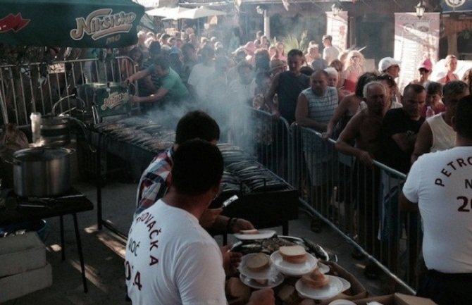 Ribe, vino i stara pjesma u Petrovačkoj noći