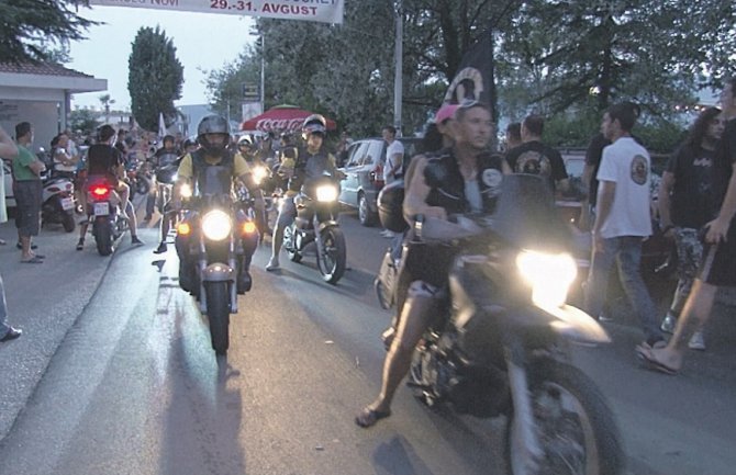 Bijela u znaku bajkera: Žurka, vjenčanja i vatromet do zore