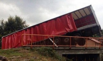 Granica BiH i Hrvatske: Kamion crnogorskih tablica sletio s puta