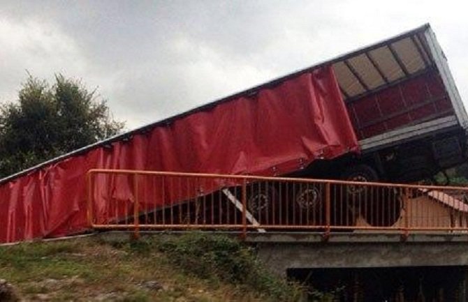 Granica BiH i Hrvatske: Kamion crnogorskih tablica sletio s puta