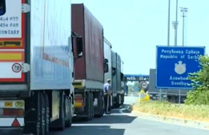 Potukle se dvije porodice u autobusu, mladić ubo nožem drugog