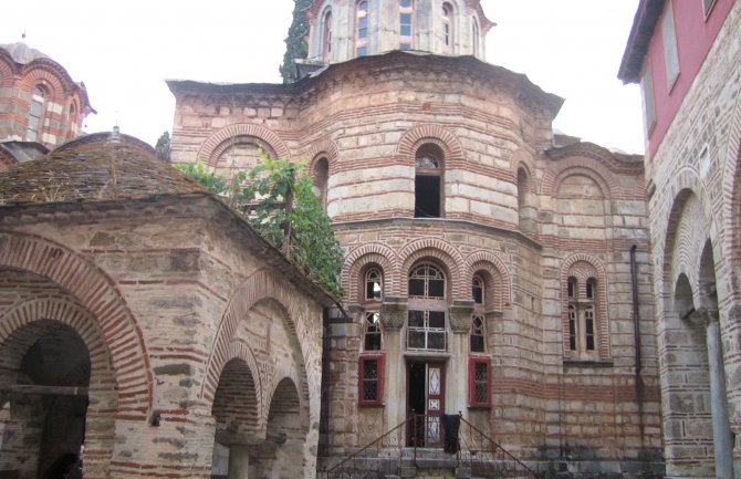 Monah poginuo spasavajući vatrogasce