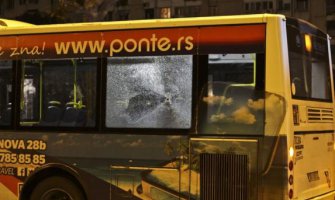 Metak proletio kroz prozor autobusa na Novom Beogradu