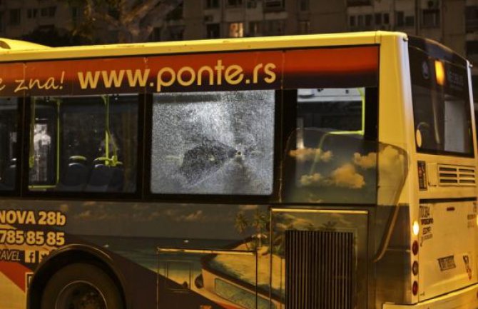 Metak proletio kroz prozor autobusa na Novom Beogradu