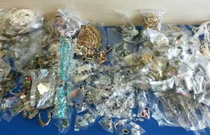 Zaplijenjeno 15 kg nakita na podgoričkom aerodromu