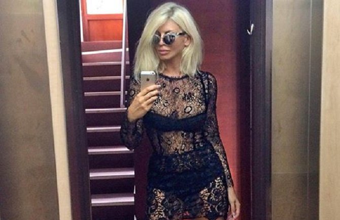 Evo u kakvoj se odjevnoj kombinaciji Karleuša šetala po Parizu? (FOTO)