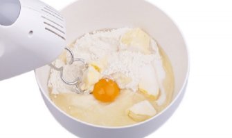 Kolač sa džemom od kajsija