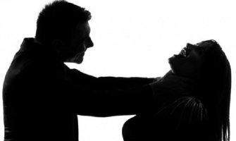 Dječak pokušao ugušiti učenicu u toaletu