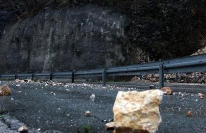 Put PG-NK: Obustavljen željeznički saobraćaj zbog odrona, magistralni normalizovan