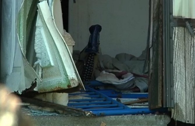 Amerikanku oteli, tukli,silovali i držali  u kavezu za pse