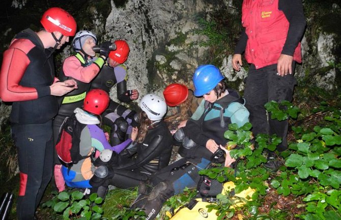 Spašeno 18 srpskih turista iz kanjona Nevidio