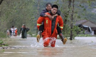 Tajfun pogodio Kinu, evakuisano 90.000 ljudi
