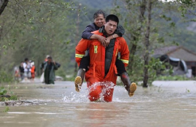Tajfun pogodio Kinu, evakuisano 90.000 ljudi