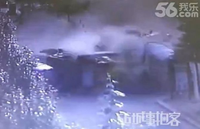 Stravičan udes u Kini: Kamion ubio osmoro ljudi (VIDEO)