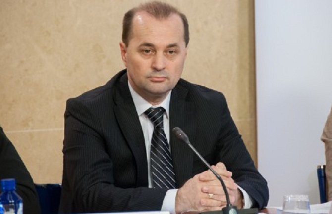 Mijenjanje tablica na službenom automobilu prijeti da se pretvori u dramu jednog vozača