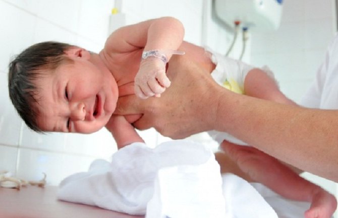 U porođajnoj sali devet očeva i jedna tetka