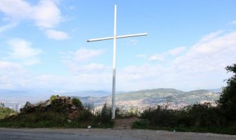 Pet osoba pokušalo oboriti krst na Zlatištu 