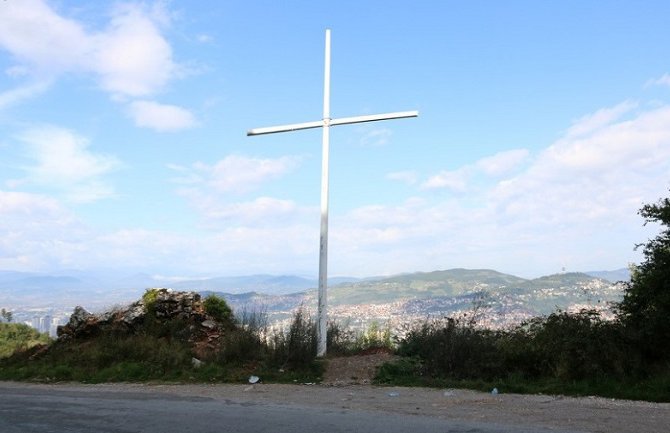 Pet osoba pokušalo oboriti krst na Zlatištu 