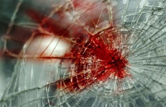 Jedna osoba lakše povrijeđena u udesu, saobraćaj u prekidu