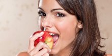 Evo kako se zapravo jede jabuka! (VIDEO)