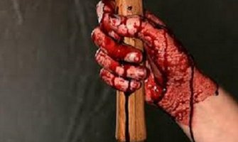 Tukla snahu daskom, sin vratio motkom