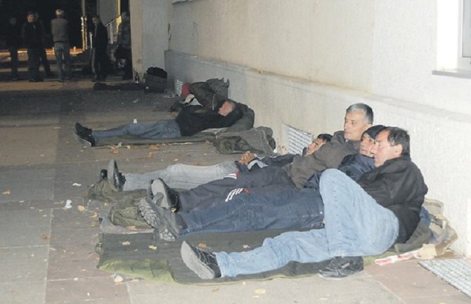 Metalci gladuju ispred Vlade, neće ni Hitnu