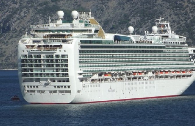 Kruzer sa više od 3.000 turista uplovio u Kotor