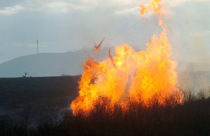 U dva požara jedna osoba zadobila opekotine, dvije zadržane u bolnici zbog udisanja veće količine dima