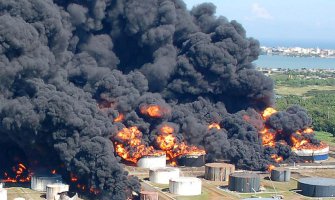 Zapalila se rafinerija, gori nekoliko miliona litara nafte (VIDEO)