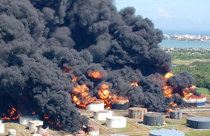 Zapalila se rafinerija, gori nekoliko miliona litara nafte (VIDEO)
