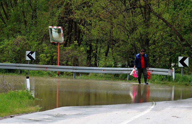 Poplavljene njive u čačanskim selima