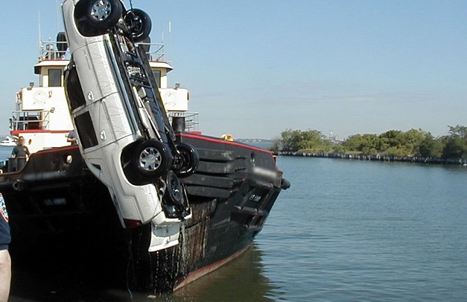 Automobil upao u Dunav, ronioci traže ženu koja je bila za volanom