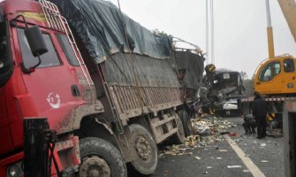 Kamion udario u autobus sa djecom