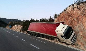 Kamion krenuo bez vozača i udario u stijenu