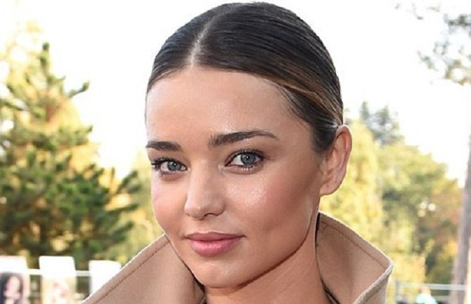 Miranda Ker blistala u maloj crnoj haljini