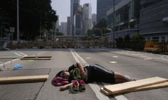 Hong Kong: Policija počela da uklanja barikade