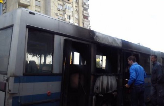 Zapalio se autobus pun putnika!