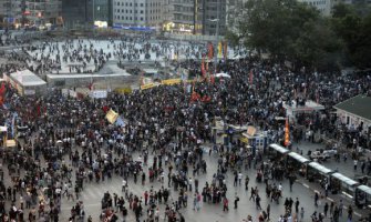 Protesti na ulicama turskih gradova: Demonstranti uništavaju bankomate, pale automobile i kontejnere 