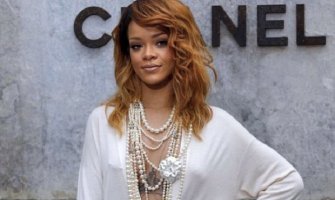 Rijani asistentkinja čisti seksi igračke