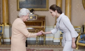 Kraljica odlikovala Anđelinu Džoli