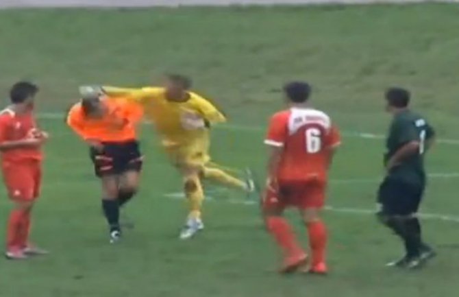 Bosanski golman pokušao da udari sudiju (VIDEO)